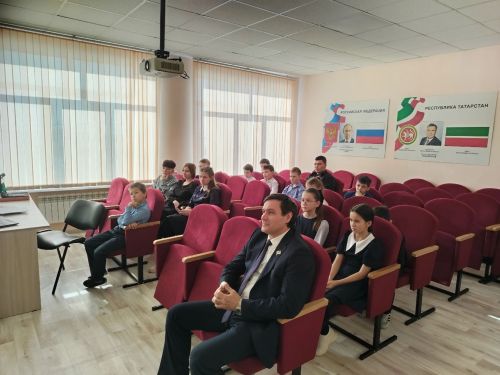 В Дым-Тамакской школе - парламентский урок на тему: «Святое  дело - Родине  служить!»