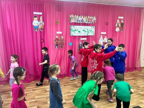 Уруссинские школьники отмечают День родного языка