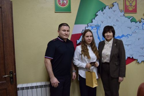 Юным гражданам вручили паспорта