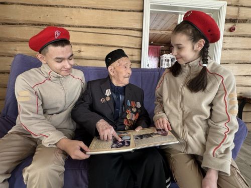 Бәйрәкә мәктәбе юнармиячеләре сугыш яугире Инком Абдуллин белән очрашты