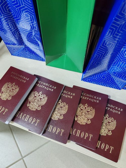 Юным гражданам вручили паспорта