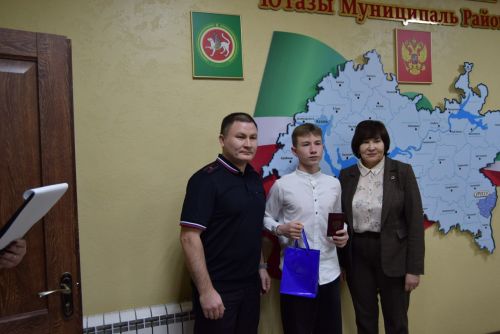 Юным гражданам вручили паспорта