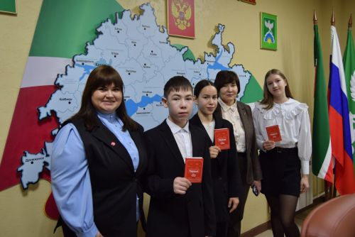 Юным гражданам вручили паспорта