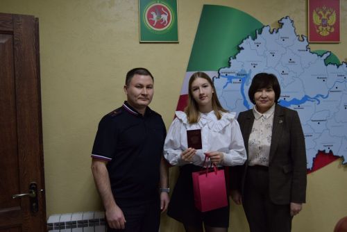 Юным гражданам вручили паспорта