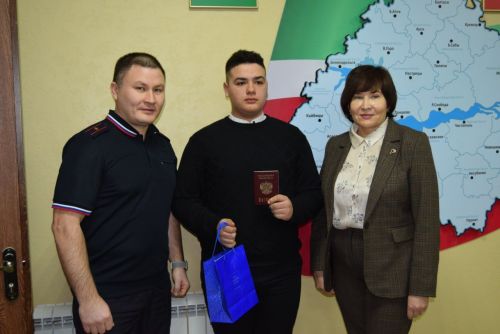 Юным гражданам вручили паспорта