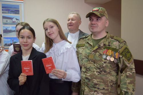 Юным гражданам вручили паспорта