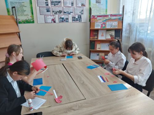К 23 февраля в Каракашлинской сельской библиотеке провели мастер-класс по изготовлению праздничной открытки «Для вас защитники Отечества»