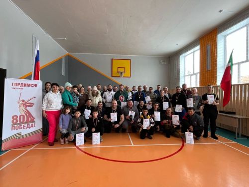 В честь Дня защитника Отечества, развернулся захватывающий турнир по хоккею в валенках среди мужчин