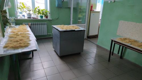 Мамы обучающихся объединения «Белая ладья» с любовью и заботой готовят домашнюю лапшу для солдат СВО
