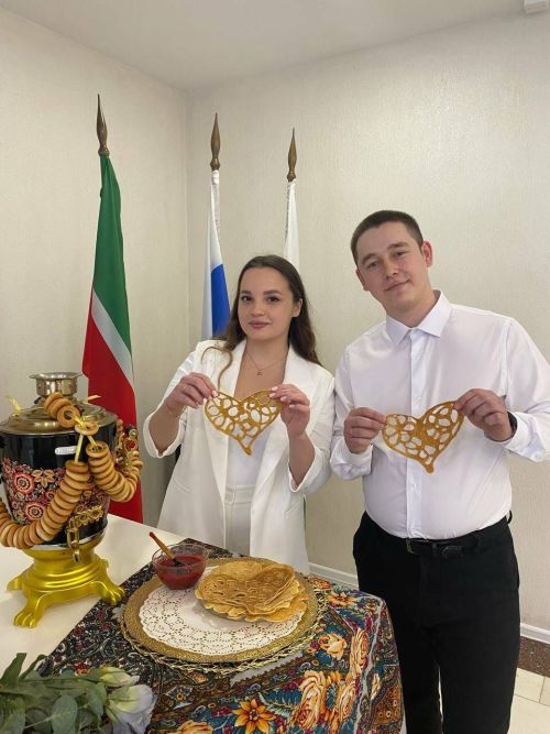 Молодоженов в Татарстане угостили блинами в честь Масленицы