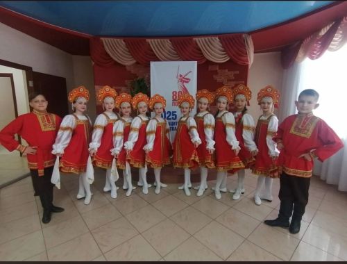 Группа «Сюрприз» Народного ансамбля танца «Ютазы йолдызлары» поддержала семью Абрамовых на фестивале