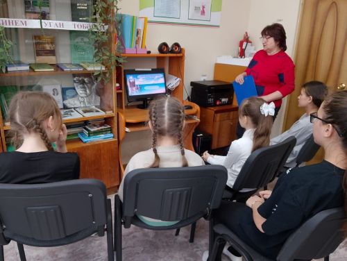 В Каракашлинской сельской библиотеке прошел час истории «Путешествие в Крым»