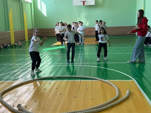 Весенние каникулы в Уруссу: школьники участвуют в спортивной игре «Только вперед»!