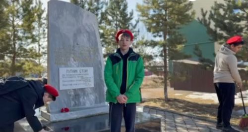 Активисты Уруссинской школы №2 присоединились к акции «Верни герою имя»