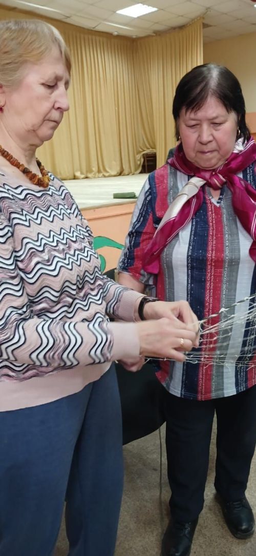 Жительницы села Абсалямово вяжут маскировочные сети для бойцов