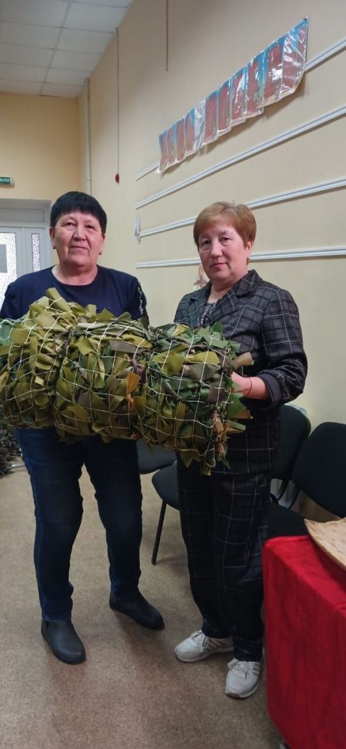 Жительницы села Абсалямово вяжут маскировочные сети для бойцов