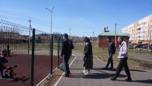 Глава Ютазинского района проверил готовность общественных пространств к праздничному сезону