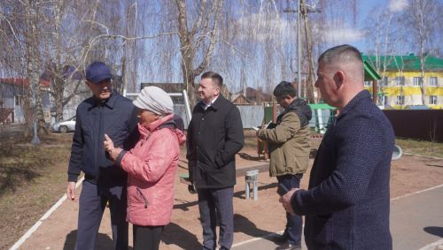 Глава Ютазинского района проверил готовность общественных пространств к праздничному сезону