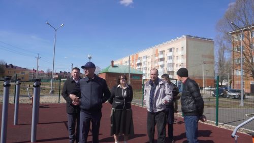 Глава Ютазинского района проверил готовность общественных пространств к праздничному сезону