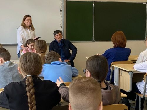 Школьники Уруссинской школы встретились с семьей героя