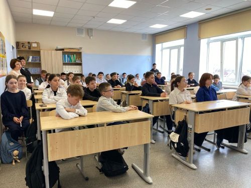Школьники Уруссинской школы встретились с семьей героя