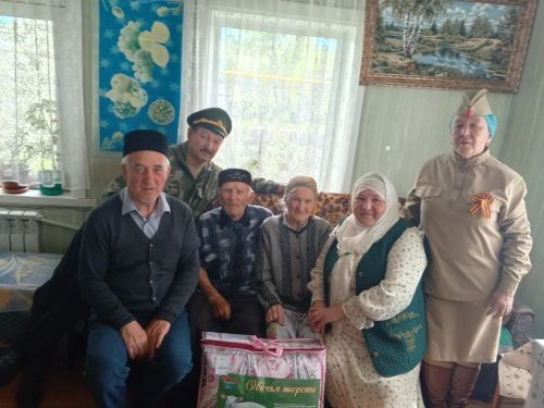 Салкын-Чишминская сельская библиотека и жители села поздравили ветеранов труда