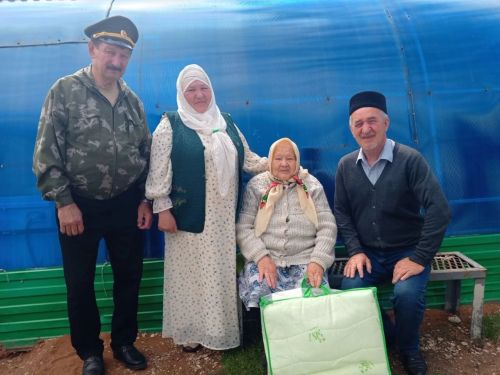 Салкын-Чишминская сельская библиотека и жители села поздравили ветеранов труда