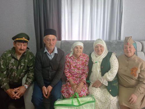 Салкын-Чишминская сельская библиотека и жители села поздравили ветеранов труда
