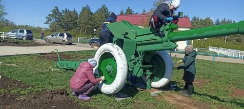 Байрякинский СДК провел патриотический субботник в честь 80-летия Победы