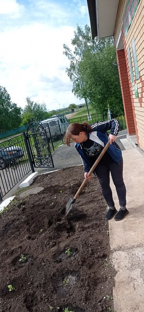 Субботник в Байряки-Тамакском сельском доме культуры