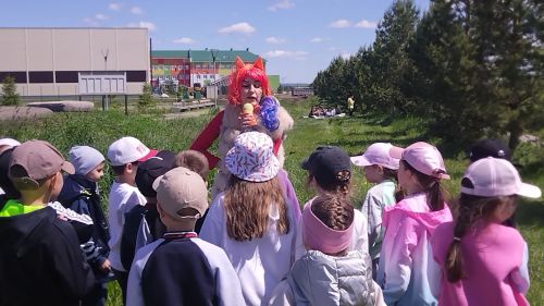 Праздник для детей и родителей Уруссинской гимназии в честь окончания 1 класса