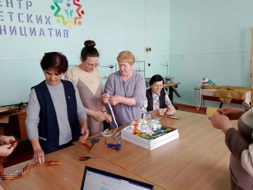 В Байрякинском СДК прошел мастер-класс по созданию брошей с Георгиевской лентой