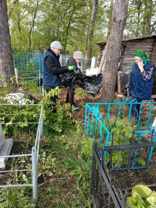 Жители села Каклы-Куль провели субботник на кладбище