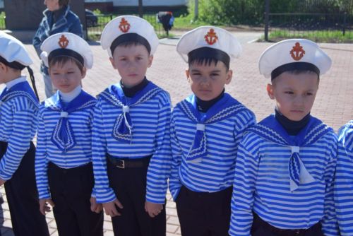 Бравые солдаты с песнями идут…