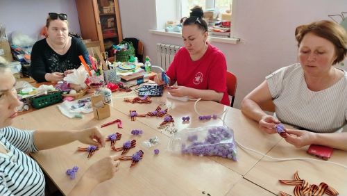 Педагоги Центра детского творчества изготовили Георгиевские броши для ветеранов труда
