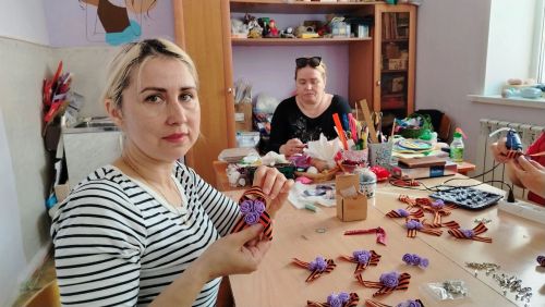 Педагоги Центра детского творчества изготовили Георгиевские броши для ветеранов труда