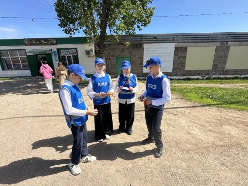 Ютазинские школьники и Госавтоинспекция вместе поздравили водителей с Днем Победы