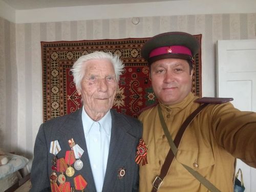 Визит директора РДК к ветерану в день 80-летия Победы