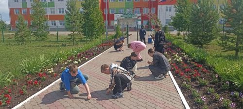 Ребята благоустраивают территорию лагеря