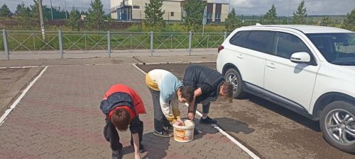 Ребята благоустраивают территорию лагеря