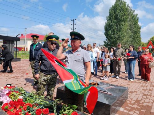 На холодную плиту легли живые цветы от благодарных ютазинцев