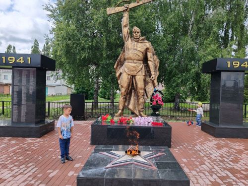 На холодную плиту легли живые цветы от благодарных ютазинцев