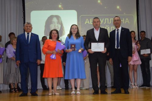 Выпускники школ - в перезвоне золота и серебра