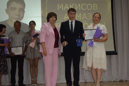 Выпускники школ - в перезвоне золота и серебра
