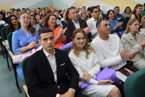 Выпускники школ - в перезвоне золота и серебра