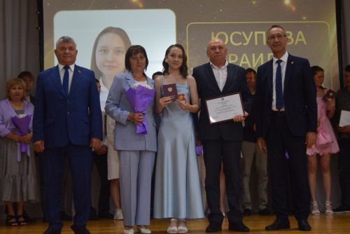 Выпускники школ - в перезвоне золота и серебра