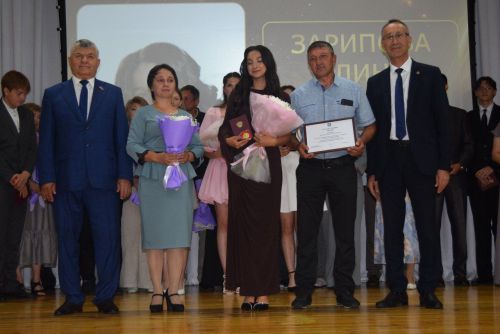 Выпускники школ - в перезвоне золота и серебра