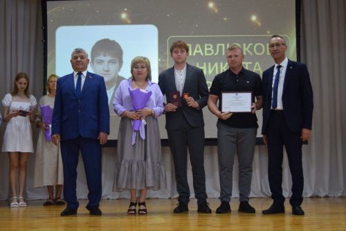 Выпускники школ - в перезвоне золота и серебра