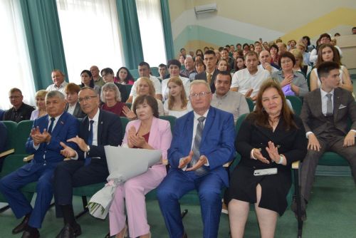 Выпускники школ - в перезвоне золота и серебра