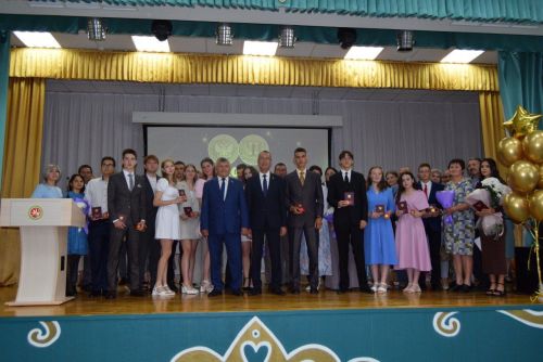 Выпускники школ - в перезвоне золота и серебра